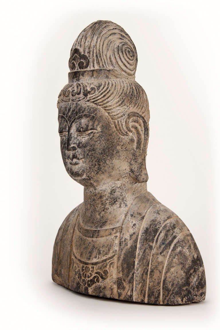 Chinois Buste de bouddhiste féminin en pierre sculptée en vente