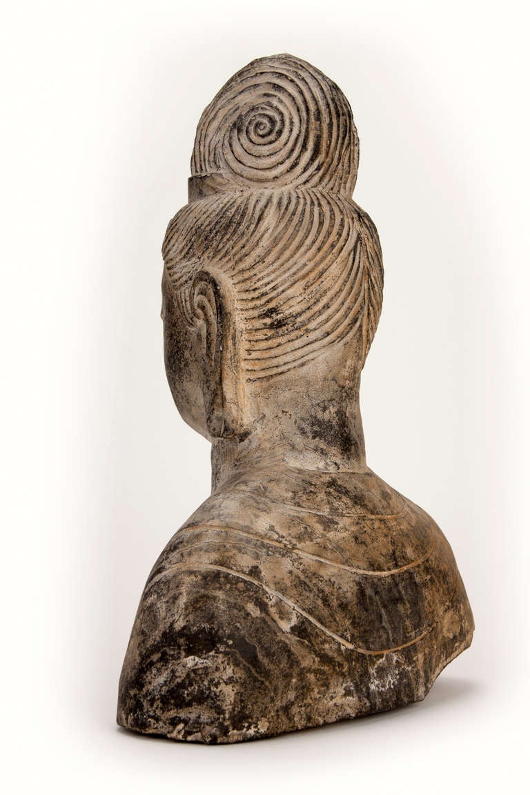 Sculpté Buste de bouddhiste féminin en pierre sculptée en vente