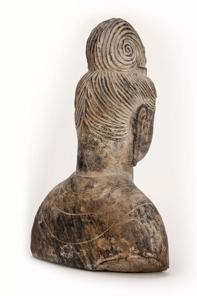 XIXe siècle Buste de bouddhiste féminin en pierre sculptée en vente