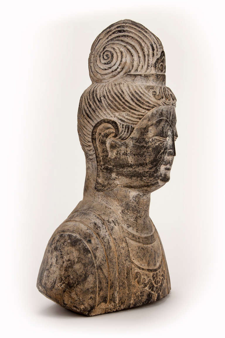 Pierre Buste de bouddhiste féminin en pierre sculptée en vente