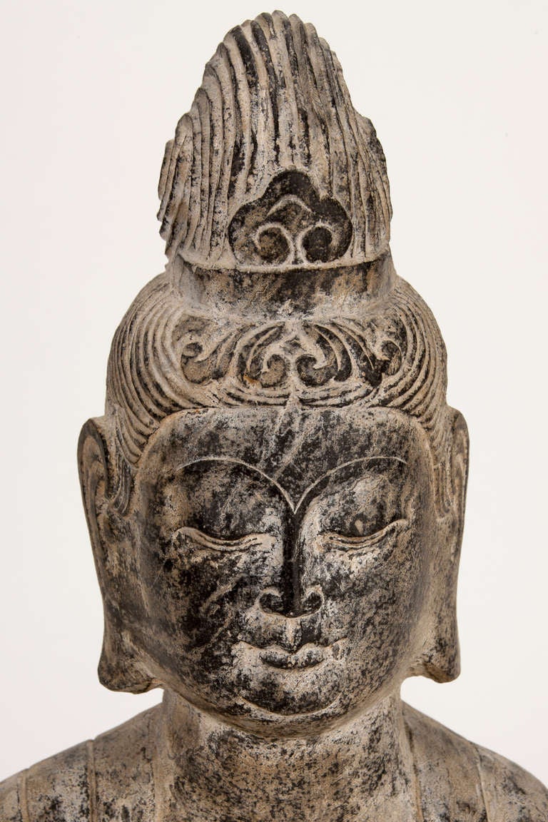 Buste de bouddhiste féminin en pierre sculptée en vente 1