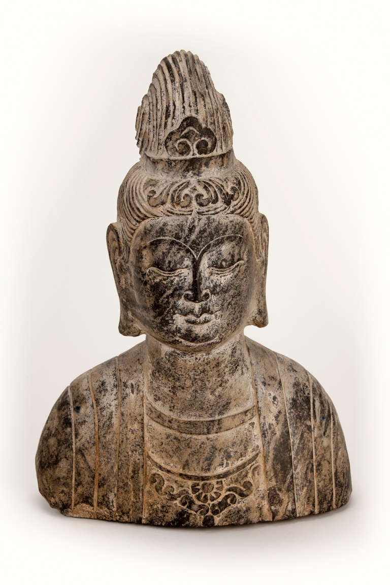 Buste de bouddhiste féminin en pierre sculptée en vente 2