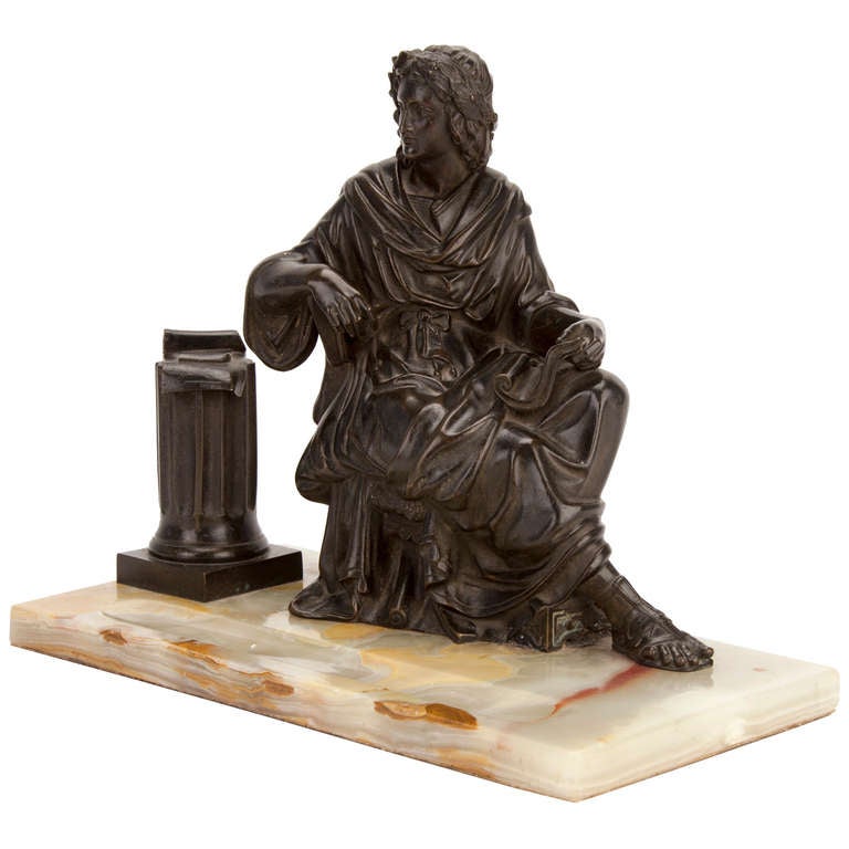Scribe athénien sculpté en bronze sur plateau de stylo en agate bigarré
