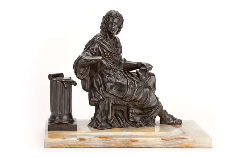 Bronzeskulptur Athena, Göttin der Weisheit, sitzt mit zwei Schriftrollen in der Hand, die andere auf einer nahe gelegenen Säule. Sie ist klassisch gekleidet in ein Gewand mit Empire-Schleife, das Haar ist mit einem Blumenkranz geschmückt, und der