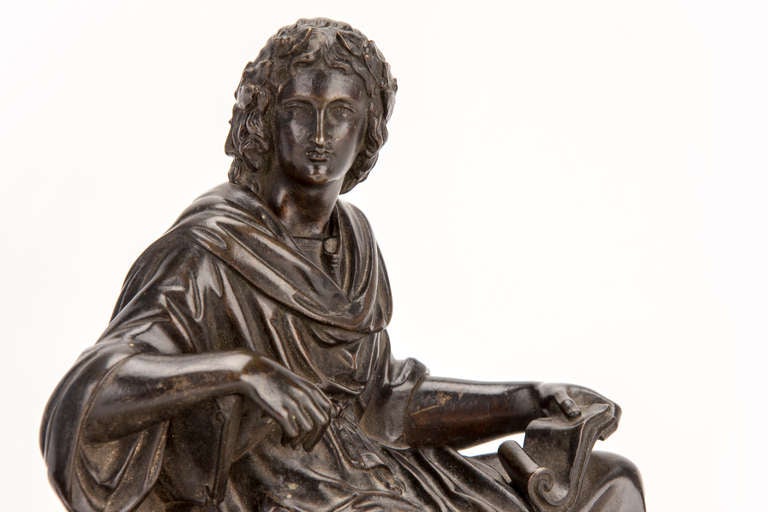 Grec classique Scribe athénien sculpté en bronze sur plateau de stylo en agate bigarré en vente