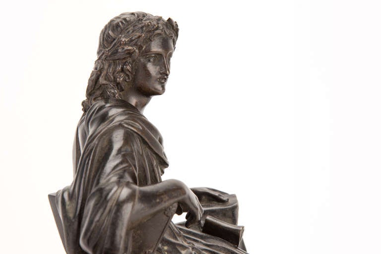 italien Scribe athénien sculpté en bronze sur plateau de stylo en agate bigarré en vente