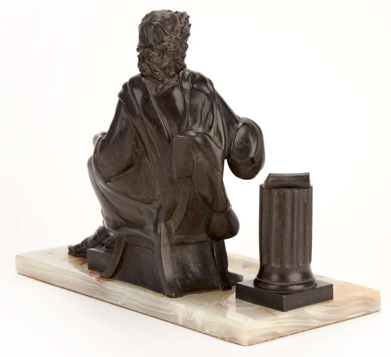 20ième siècle Scribe athénien sculpté en bronze sur plateau de stylo en agate bigarré en vente