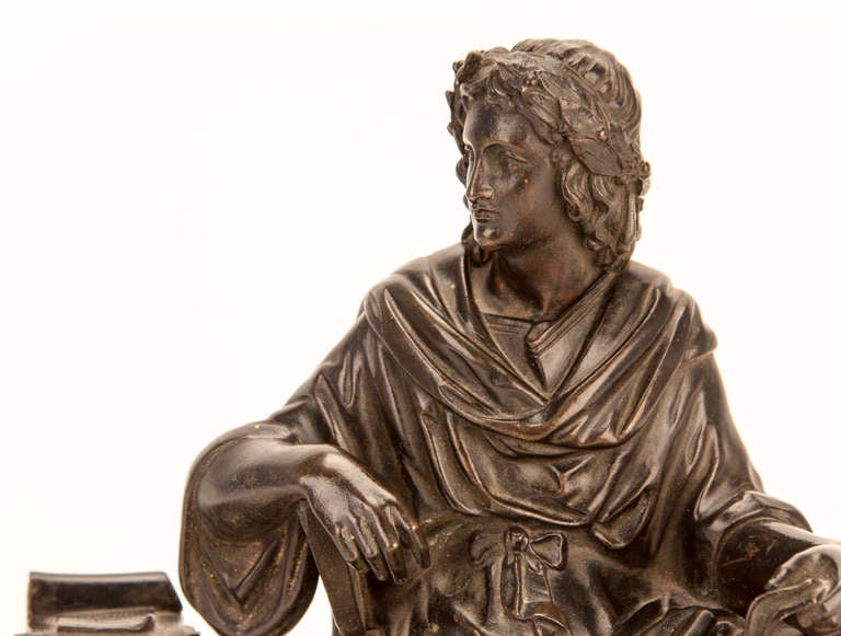Scribe athénien sculpté en bronze sur plateau de stylo en agate bigarré en vente 2