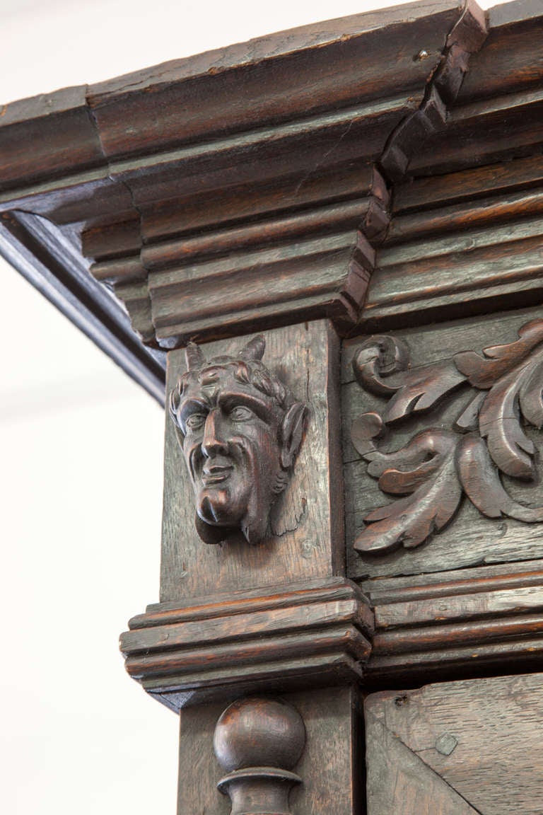 Geschnitzter Eichenholzschrank im französischen Renaissance-Stil im Zustand „Gut“ im Angebot in Asheville, NC