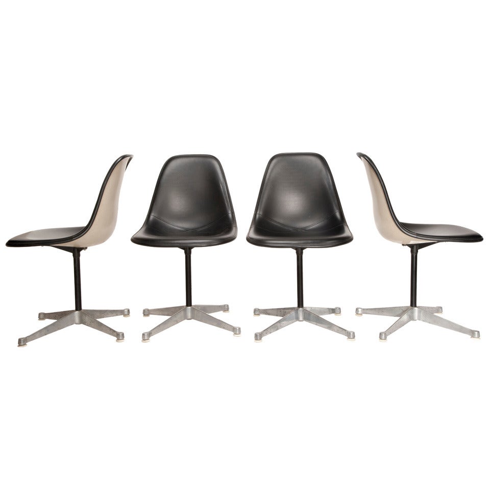 Ensemble de quatre chaises à piédestal Eames pour Herman Miller en vente