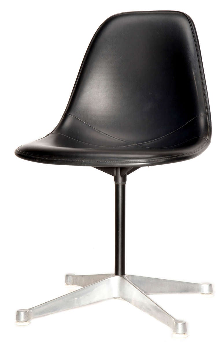 Tissu d'ameublement Ensemble de quatre chaises à piédestal Eames pour Herman Miller en vente