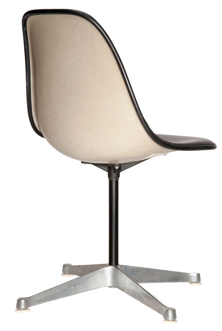 Ensemble de quatre chaises à piédestal Eames pour Herman Miller Bon état - En vente à Asheville, NC