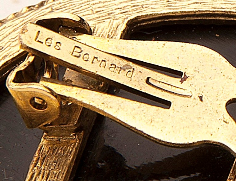 Les Bernard Vintage Jet & Gold Clip-Ohrringe im Zustand „Hervorragend“ im Angebot in Asheville, NC