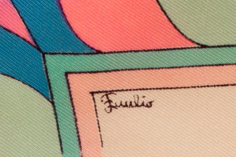Emilio Pucci Quadratischer Seidenschal im Zustand „Gut“ im Angebot in Asheville, NC