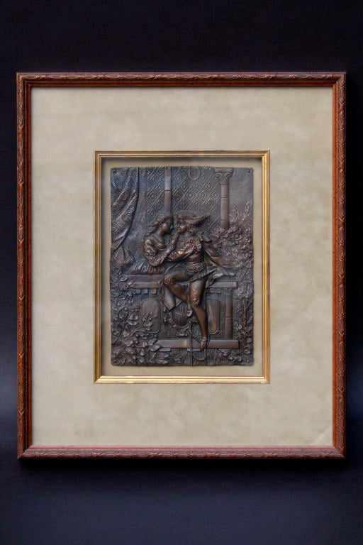 Una romantica placca in bronzo antico con bassorilievo, splendidamente dettagliata, che raffigura Romeo e Giulietta.  Ben fuso con una bella patina marrone scuro e profondo.