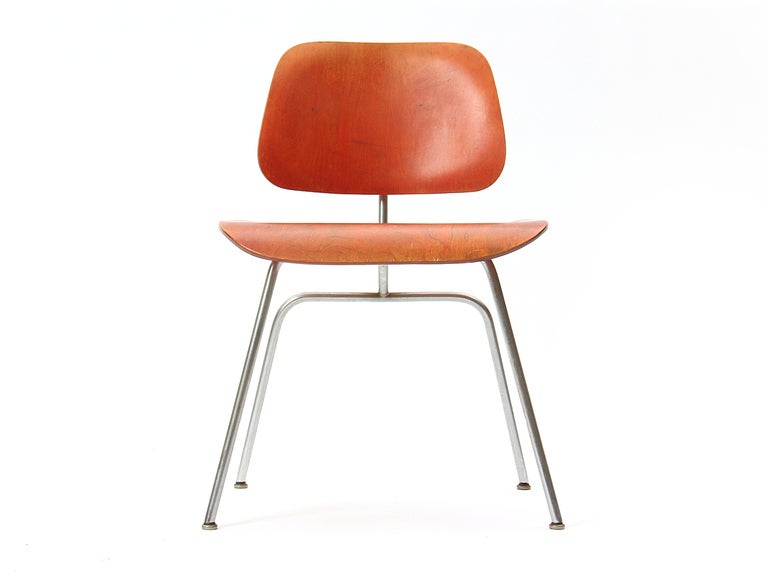 Ein seltener anilingefärbter DCM-Stuhl aus roter Esche mit satiniertem Chromgestell. Von Herman Miller mit Original-Folienanhänger.