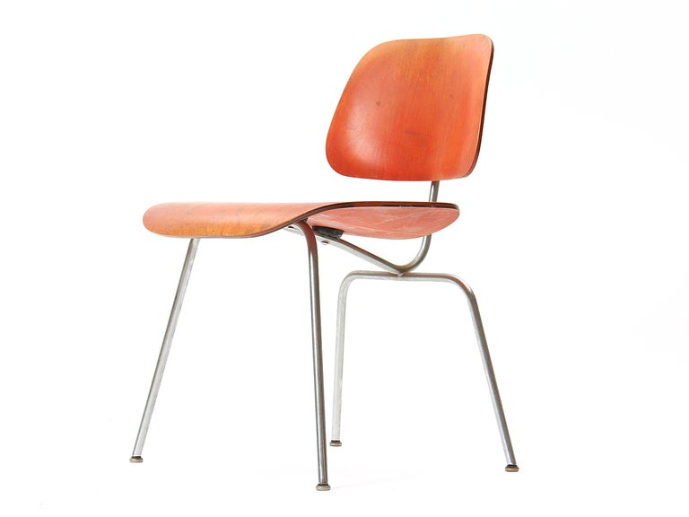 DCM-Stuhl aus Eschenholz und Anilin in Rot von Charles & Ray Eames für Herman Miller (Moderne der Mitte des Jahrhunderts) im Angebot
