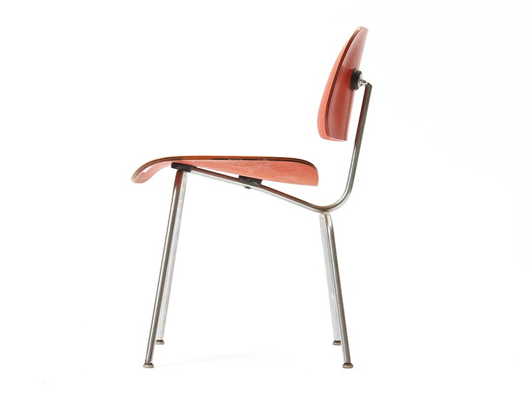 DCM-Stuhl aus Eschenholz und Anilin in Rot von Charles & Ray Eames für Herman Miller (amerikanisch) im Angebot