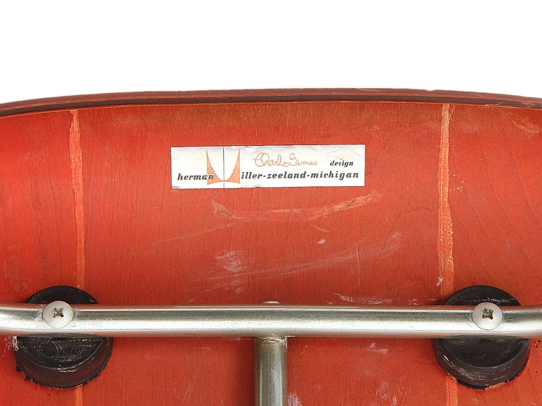 DCM-Stuhl aus Eschenholz und Anilin in Rot von Charles & Ray Eames für Herman Miller im Angebot 2
