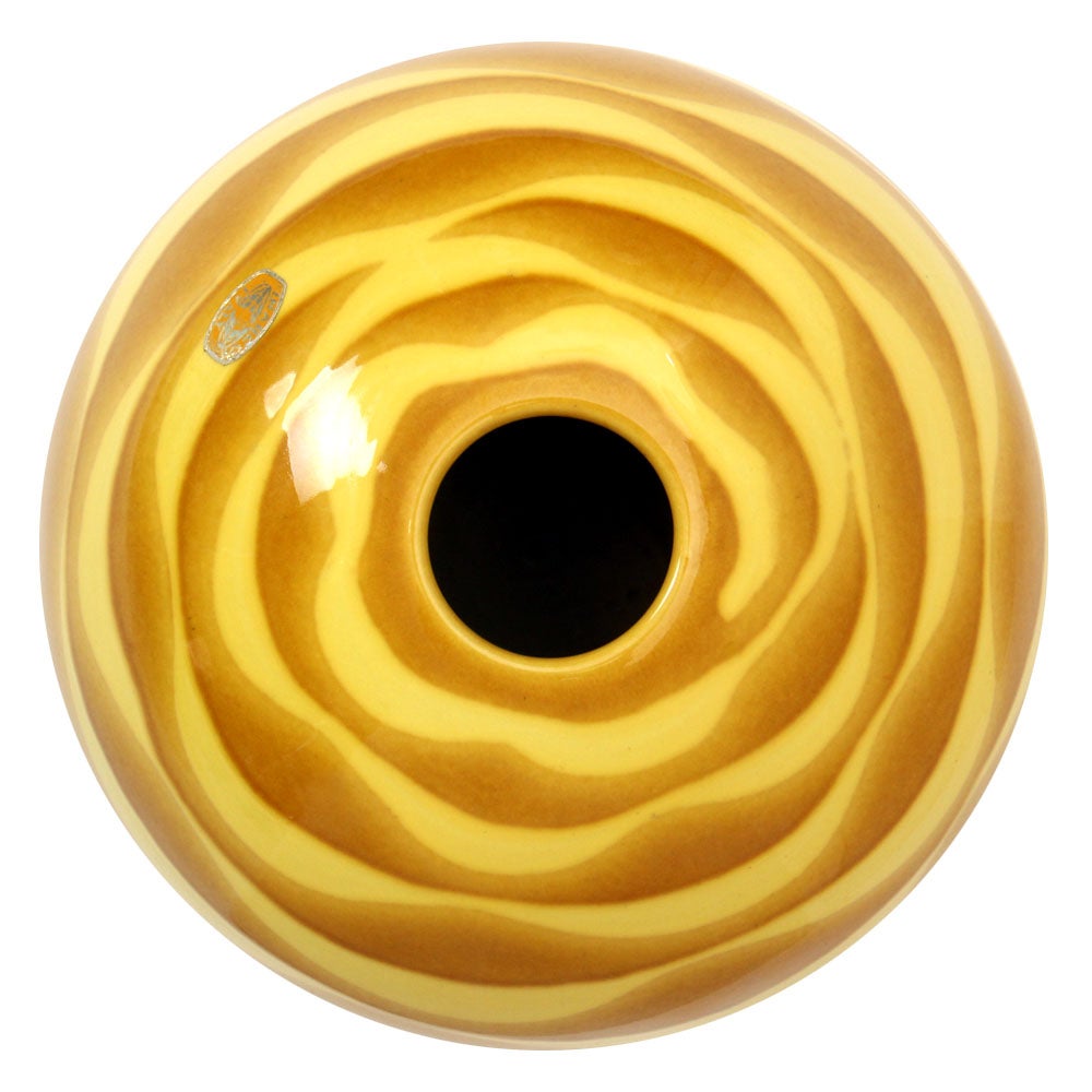 Rundes Keramikgefäß in Gelb und Gold.