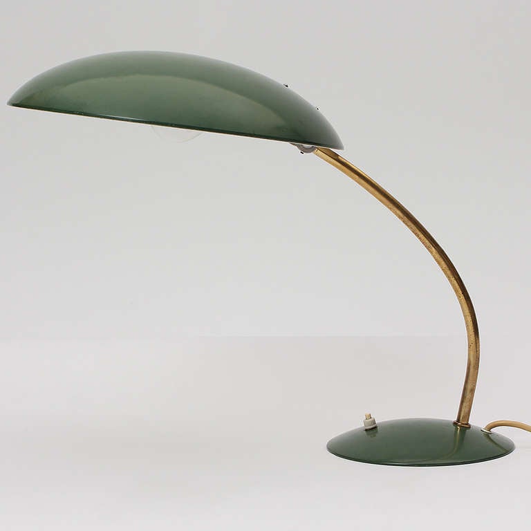 Bauhaus Lampe de bureau en acier et laiton par Christian Dell