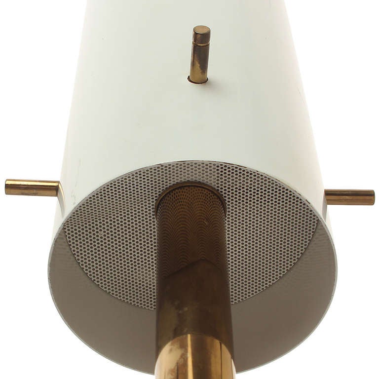 Lampadaire torchère cylindrique italienne en laiton des années 1960 attribué à Arteluce Bon état - En vente à Sagaponack, NY
