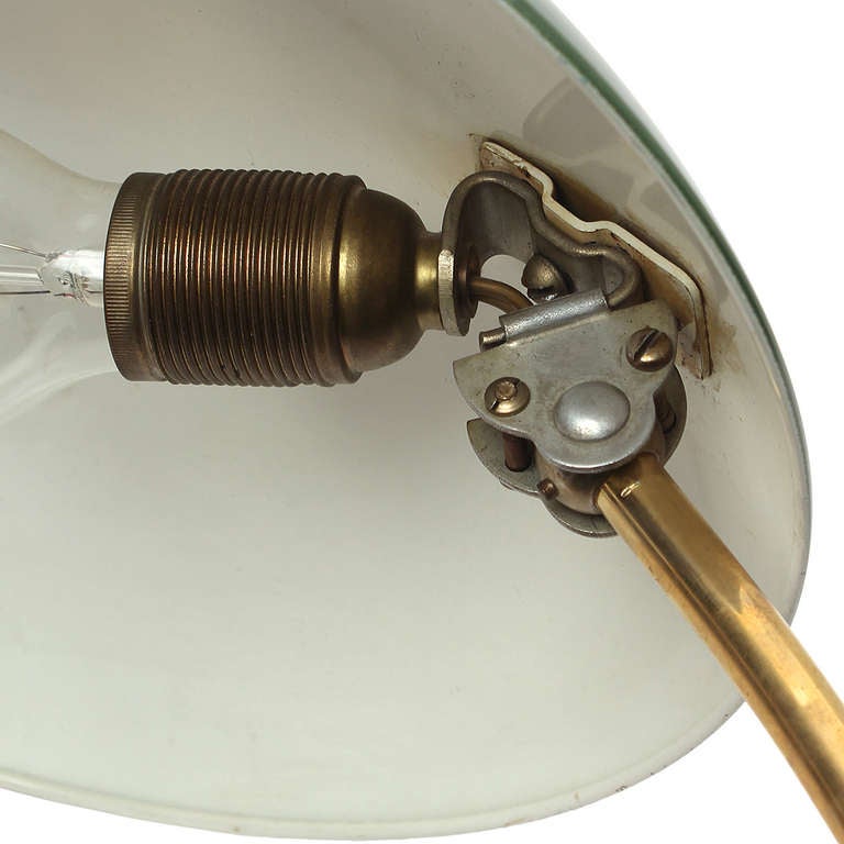 Milieu du XXe siècle Lampe de bureau en acier et laiton par Christian Dell