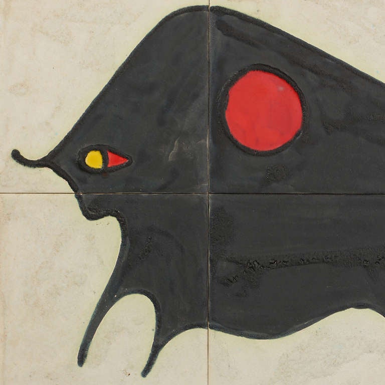 Eine rechteckig gerahmte Wandtafel:: bestehend aus sechs reich glasierten:: handgefertigten Fliesen:: die einen grafisch abstrahierten Stier darstellen.