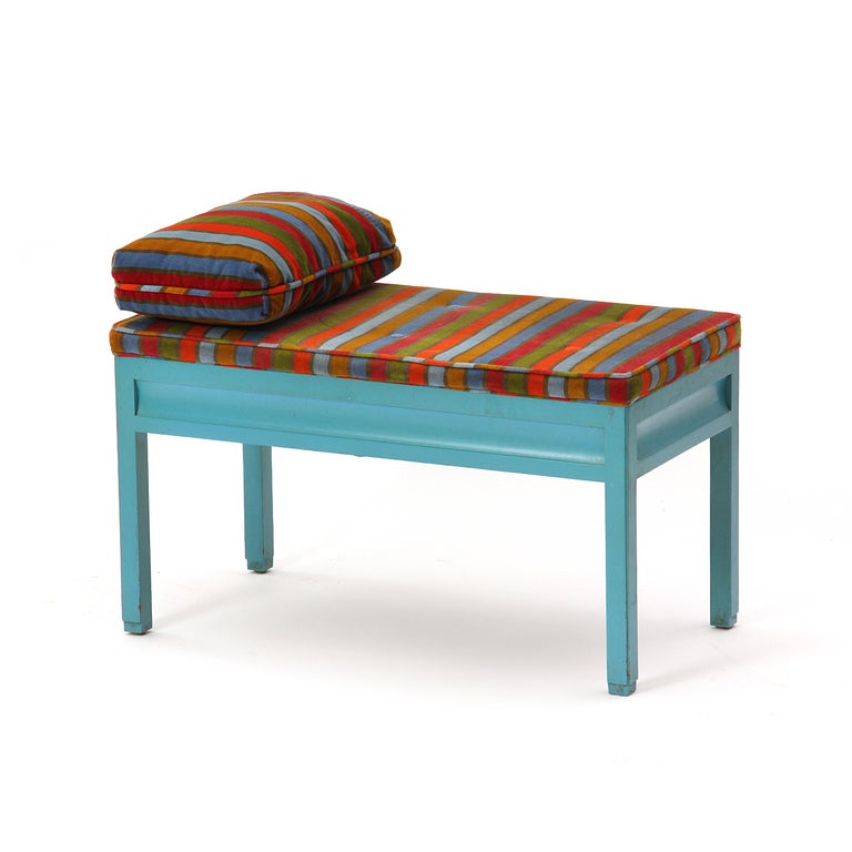 Un banc bleu poudré avec un coussin d'assise à charnière dans une tapisserie d'origine rayée. Rangement intérieur. Comprend un petit oreiller assorti.