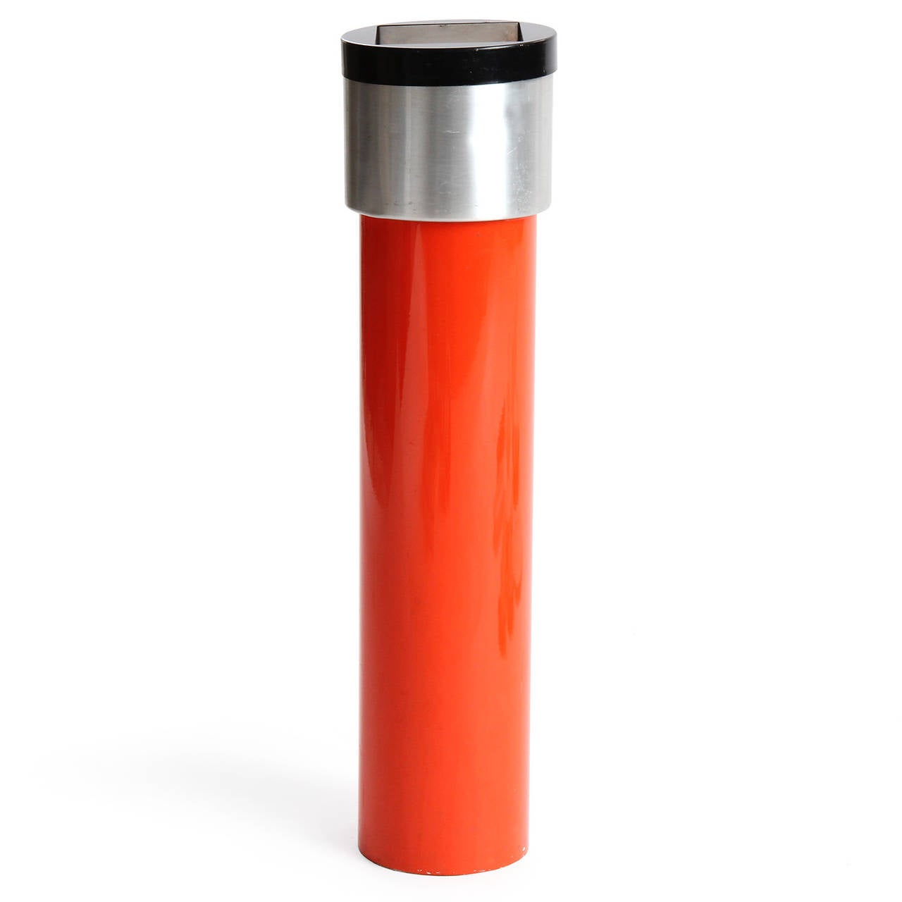 Ein grafischer und ausdrucksstarker, beschwerter Eschenständer in Form einer kühnen roten Säule, wobei die aluminiumfarbene und lackierte Oberseite einen herausnehmbaren Einsatz enthält.