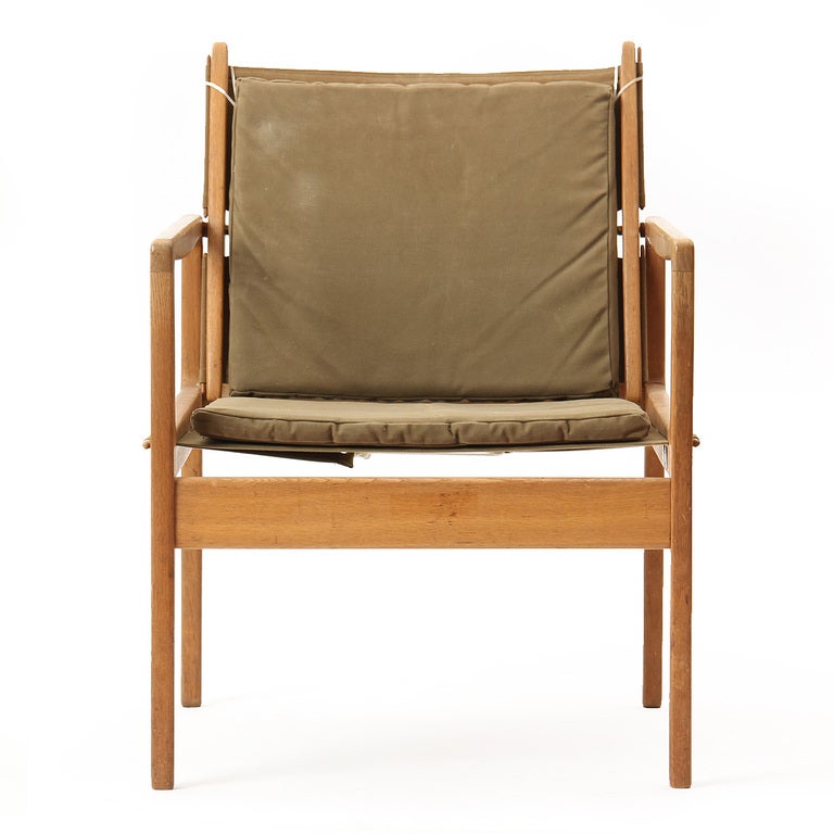 Ein Paar eichengerahmte Scandinavian Modern Safaristühle mit Sitzen und Rückenlehnen aus Segeltuch. Hergestellt in Dänemark von PJ Furniture, ca. 1960er Jahre.
Maße: 23,5