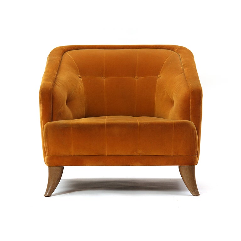 Ein mit Knöpfen getufteter Sessel in der originalen orangefarbenen Polsterung mit handbemalten 