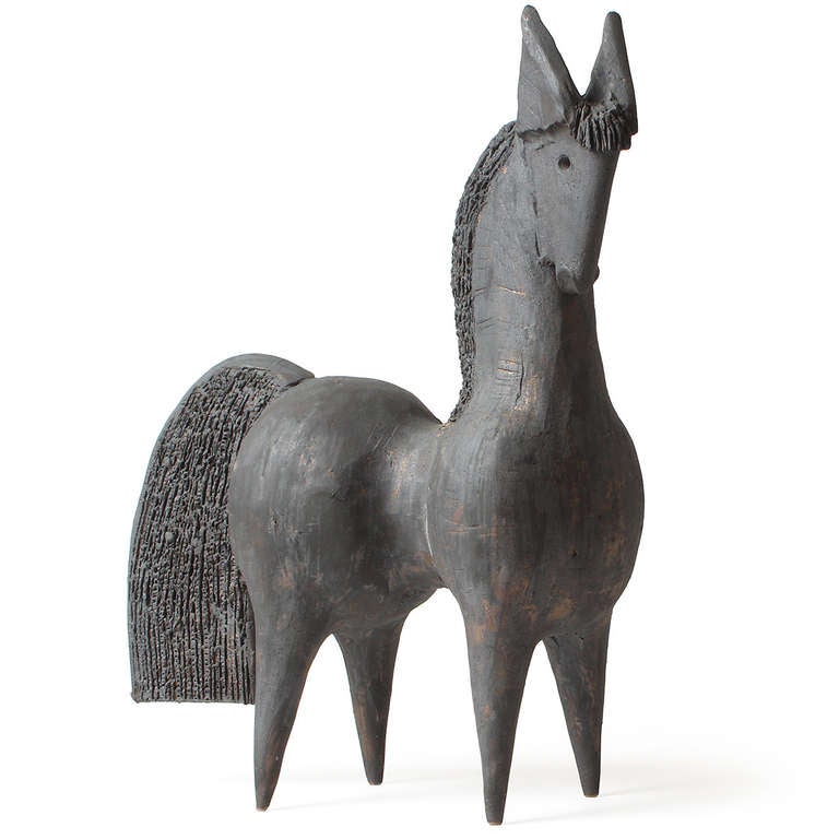 Sculpture unique d'un cheval debout:: finement modelée:: bien dimensionnée et expressive:: exécutée en céramique anthracite mate.