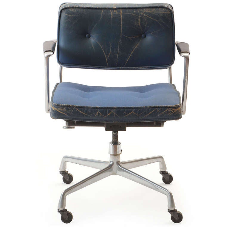 A limited production ES102 desk chair with a unique upholstered seat and back held only on the ends by the aluminum frame.
Adjustable +/- 2.5