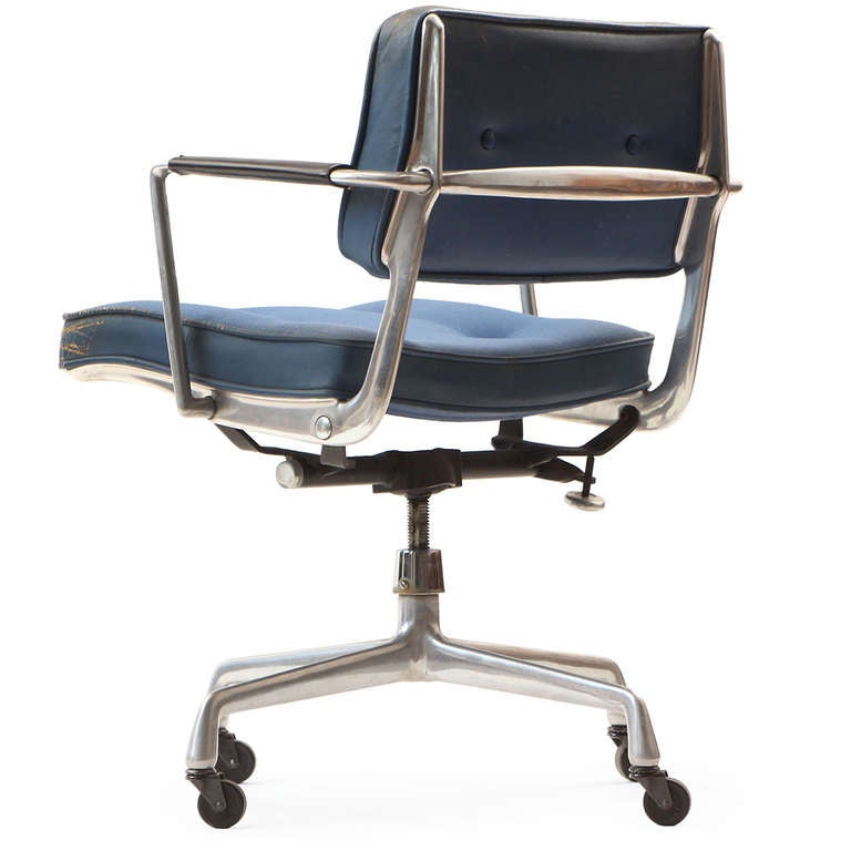 Eames ES 102 Intermediate Desk Chair In Good Condition In Sagaponack, NY