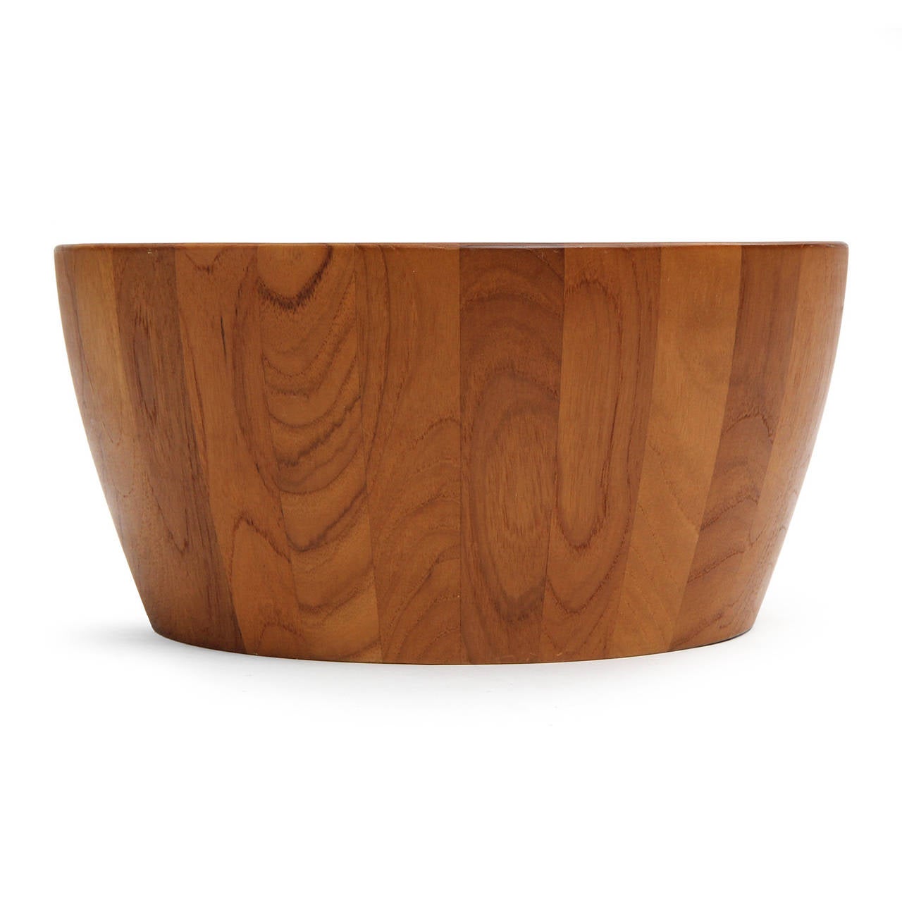 The Scandinavian Modern large scale and beautifully crafted staved teak bowl having a subtly flaring round form. Conçu et fabriqué par Richard Nissen au Danemark, vers les années 1960.