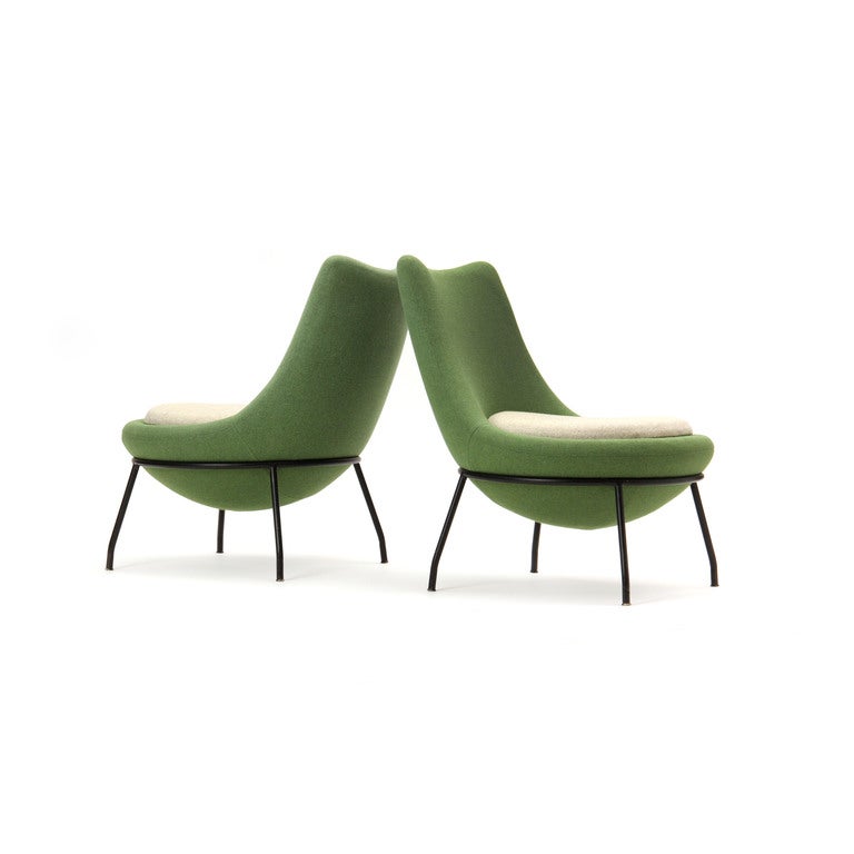 A pair of slipper chairs sitting in black steel frames with the original green upholstery and reversible contrasting seat cushions. 15