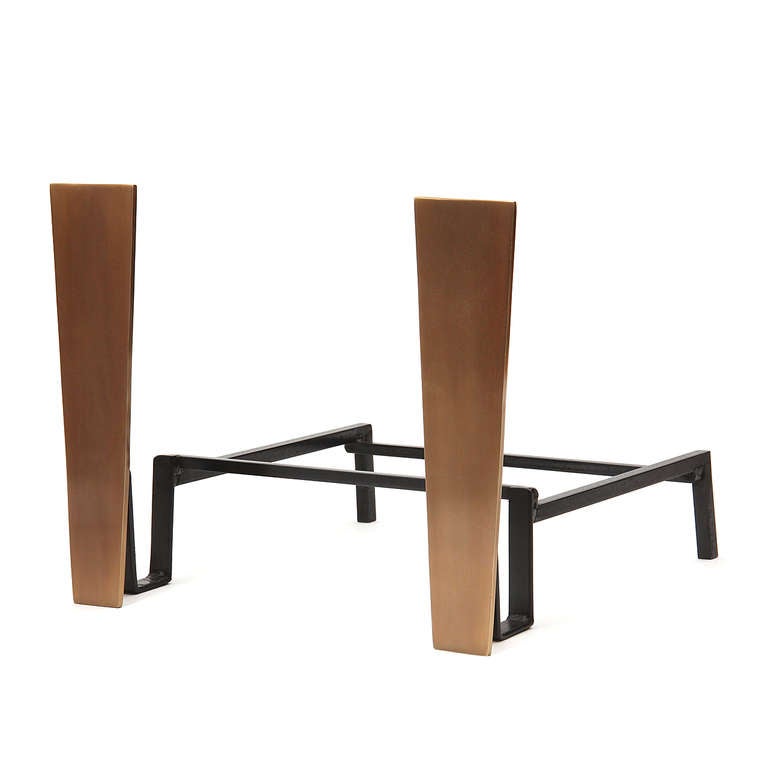Trapezoidal formed andirons in brushed bronze and iron, with an attached log holder (Measures: 14