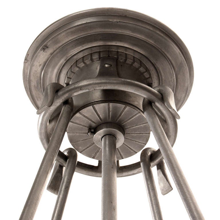 Pendente da soffitto neoclassico in fusione di alluminio con elementi in vetro form A e montati.