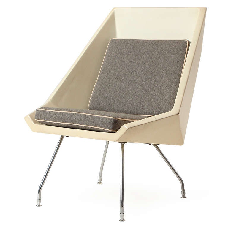 A Mid-Century Modern geometric lounge chair featuring a white plastic faceted seating element floating on slender and splayed chromed steel legs, having newly upholstered cushions in grey wool Savak with natural leather welting. This chair is a