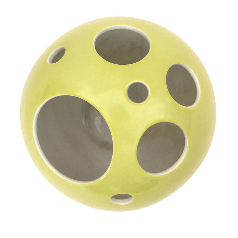 Vaso in ceramica traforata per Hutschenreuther In condizioni buone in vendita a Sagaponack, NY
