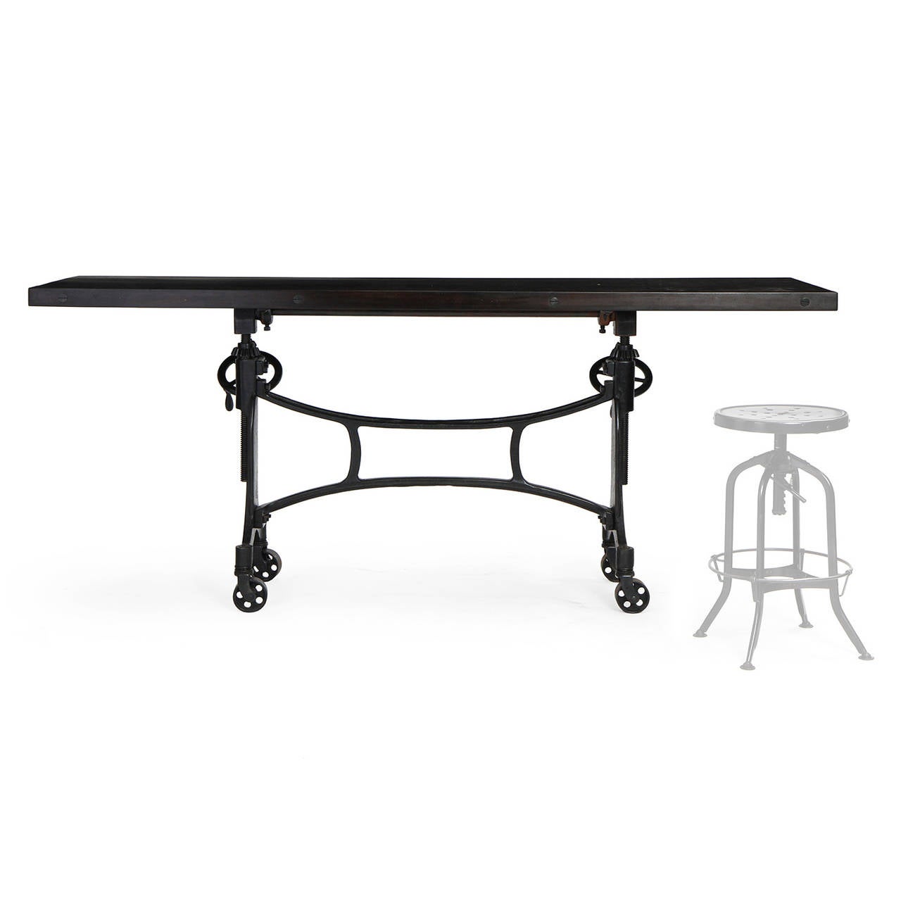 Ein verstellbarer Industrietisch auf Rollen mit einem architektonischen Gusseisenrahmen, der eine geölte Mahagoni-Platte trägt. Die Höhe wird über ein Paar Handkurbeln gesteuert, und die Tischplatte kann ebenfalls gekippt werden.