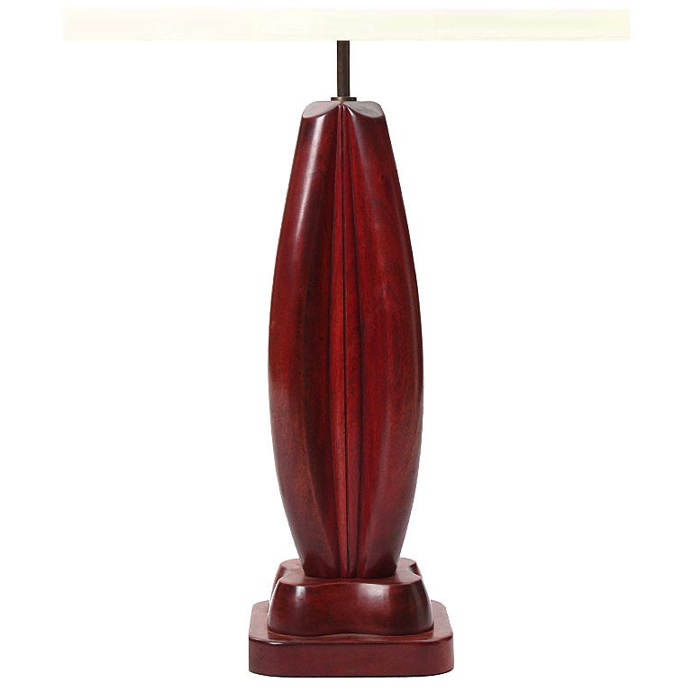 Eine von Gilbert Watrous entworfene Lampe aus geschnitztem Holz mit roter Beize. Hergestellt von Heifetz Lighting Co. in den USA, ca. 1950er Jahre.
Sockelhöhe 22