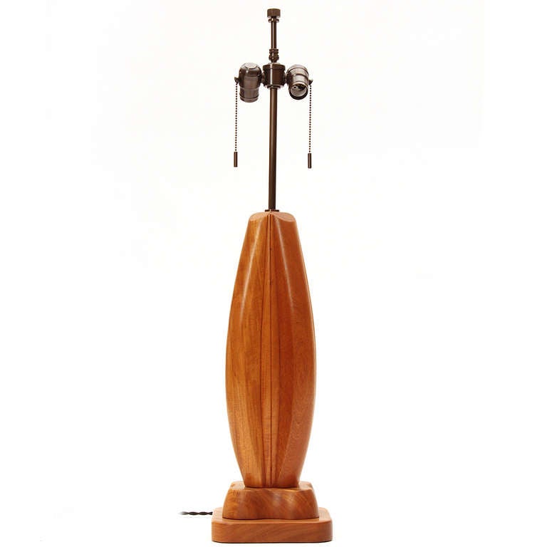 Mid-Century Modern Lampe de table en bois en vente