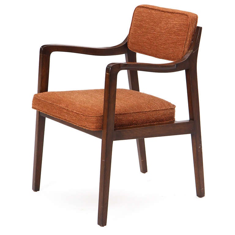 Ein skulpturaler und fein detaillierter Sessel aus Nussbaumholz mit schwebenden Sitz- und Rückenkissen, die ihre ursprüngliche, strukturierte Wollpolsterung beibehalten.