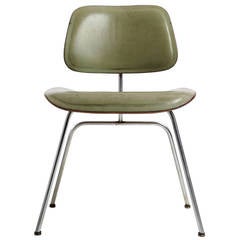 Sedia DCM in pelle di Charles e Ray Eames