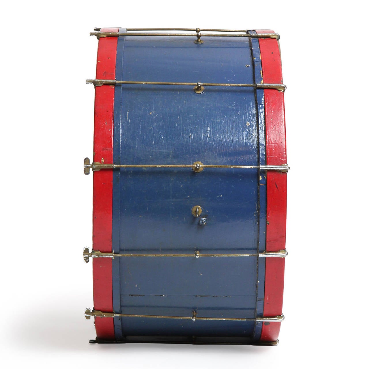 Ein reizvoller, ausdrucksstarker und einzigartiger beleuchteter Glastisch, der aus einer alten Basstrommel gefertigt wurde, die ihre ursprüngliche satte blaue und rote Farbe beibehalten hat. Eine antike nautische technische Zeichnung ist innovativ