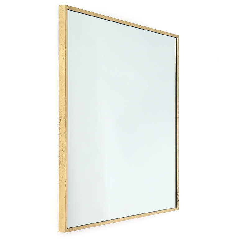 Un rare et magnifique miroir carré à bords fins en laiton chaudement patiné.