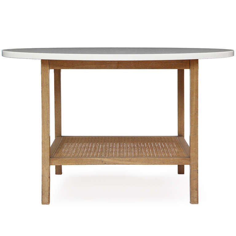 Table d'appoint avec étagère, de style moderne du milieu du siècle, conçue par Paul McCobb. Fabriqué en bois de noyer clair avec un plateau rond en verre opaque Vitrolite et une étagère inférieure en rotin. Fabriqué par Calvin Furniture aux