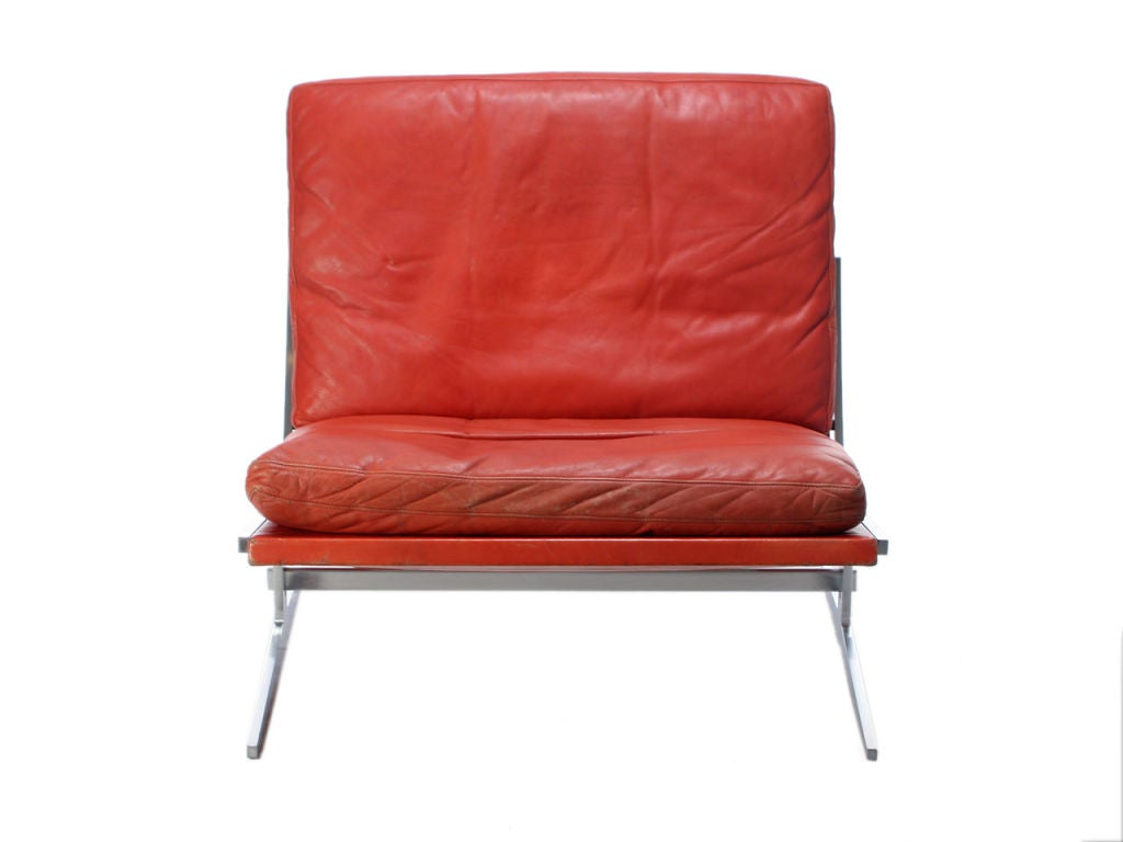Eine Lounge aus Stahl  Stuhl mit Sitz- und Rückenkissen aus Leder.